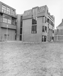 884796 Gezicht op de aan het binnenterrein gelegen gevels van de tot appartementencomplex verbouwde voormalige ...